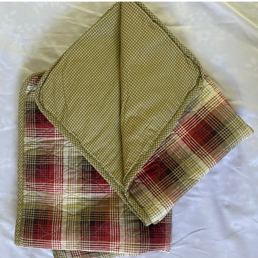 Pair EDDIE BAUER Ravenna Red TanQuilted Standard Pillow‎ Shams 20 X 25